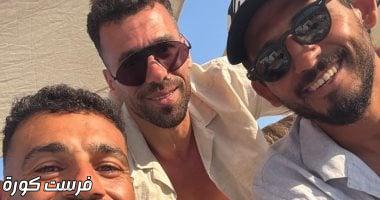 محمد صلاح يقضى الإجازة رفقة عبد الله السعيد وحجازى على الشاطئ